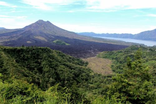 Krajobraz urozmaicają wulkany.